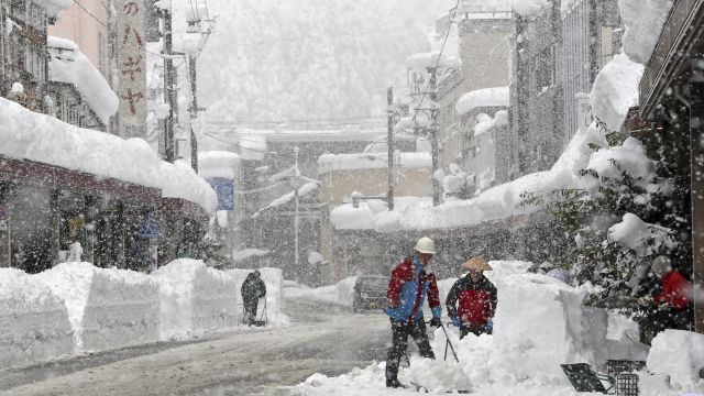 Video: Sněhová kalamita paralyzovala Japonsko. Sníh komplikuje dopravu
